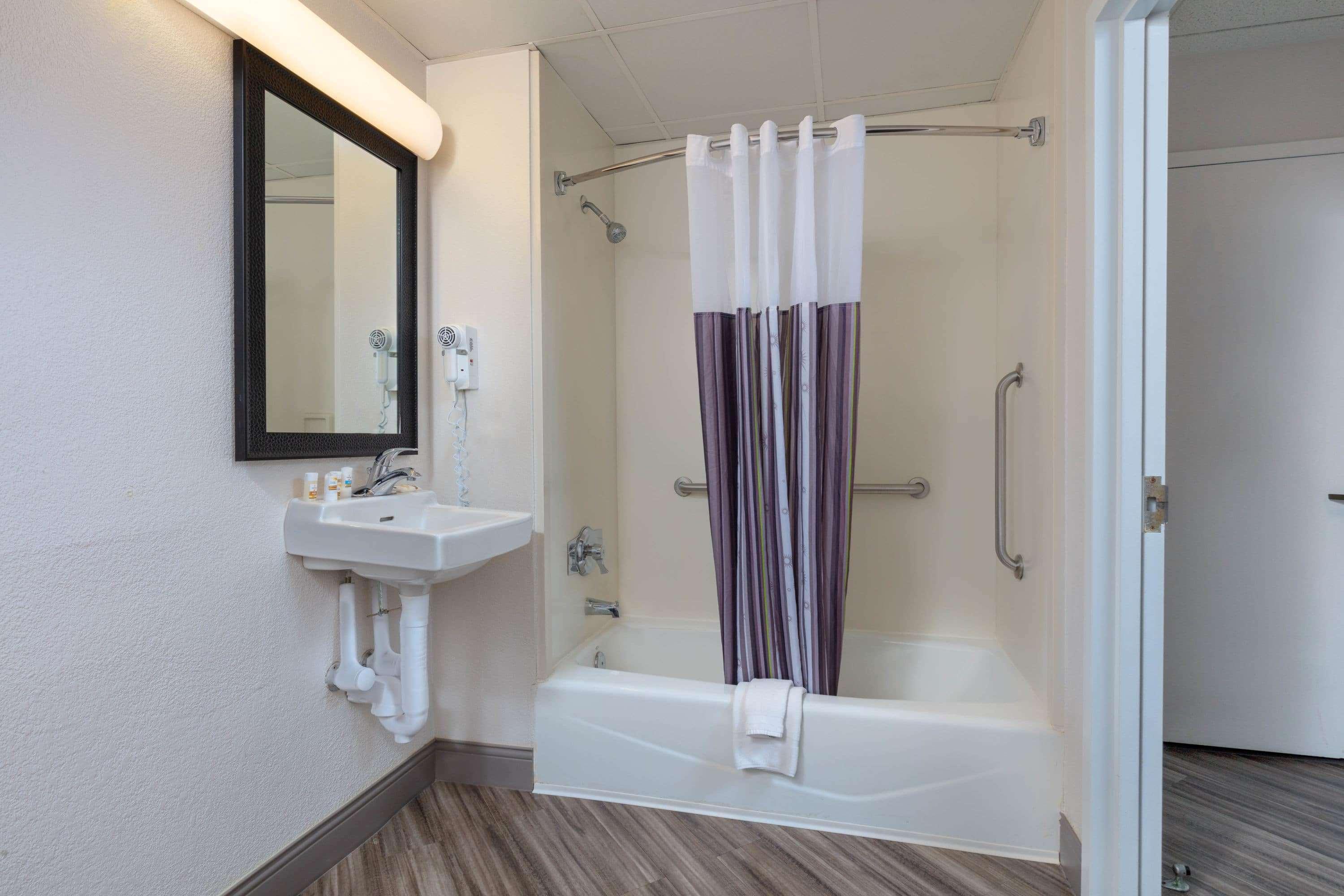 La Quinta By Wyndham Clifton/Rutherford Exterior photo